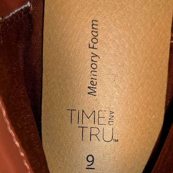 Time and True 9 Red Women's Chelsea Ankle Boots Shoes Memory Foam - Picture 3 of 6